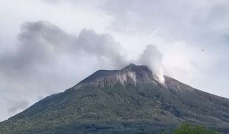 Foto: Gunung Ile Lewotolok NTT (Sumber: istimewa)