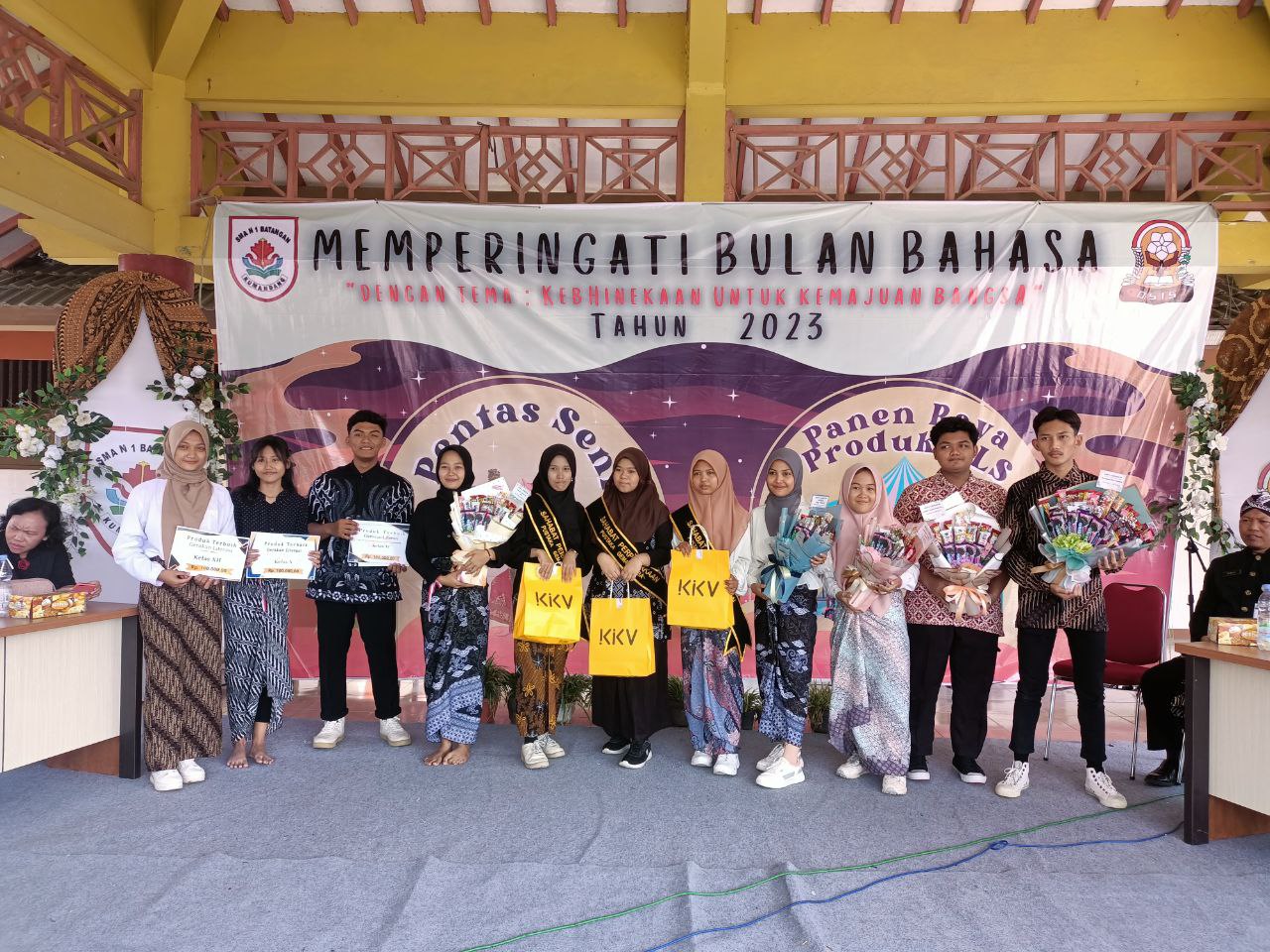 Foto : Juara kegiatan GLS bulan bahasa (Sumber : Putri Asia / Mitrapost)