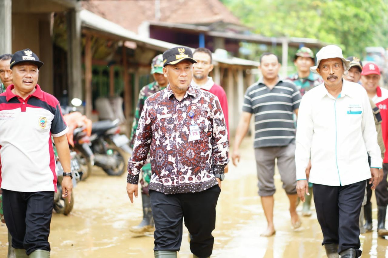 Dua Tanggul Jebol, Pj Bupati Tinjau Lokasi Rumah Warga Terdampak Banjir