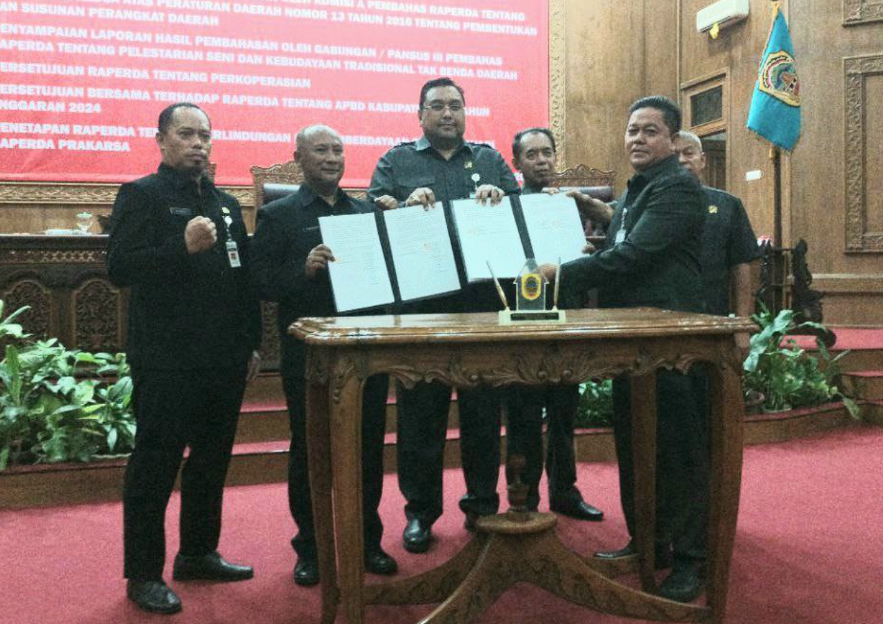Foto : Kondisi penandatangaan nota kesepakatan Propemperda 2024, Senin (27/11/2023) (Sumber : Putri Asia / Mitrapost)