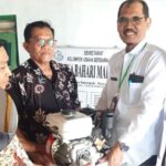 Foto : Serah terima mesin penggerak untuk nelayan tradisional (Sumber : M Nur Sukarno)