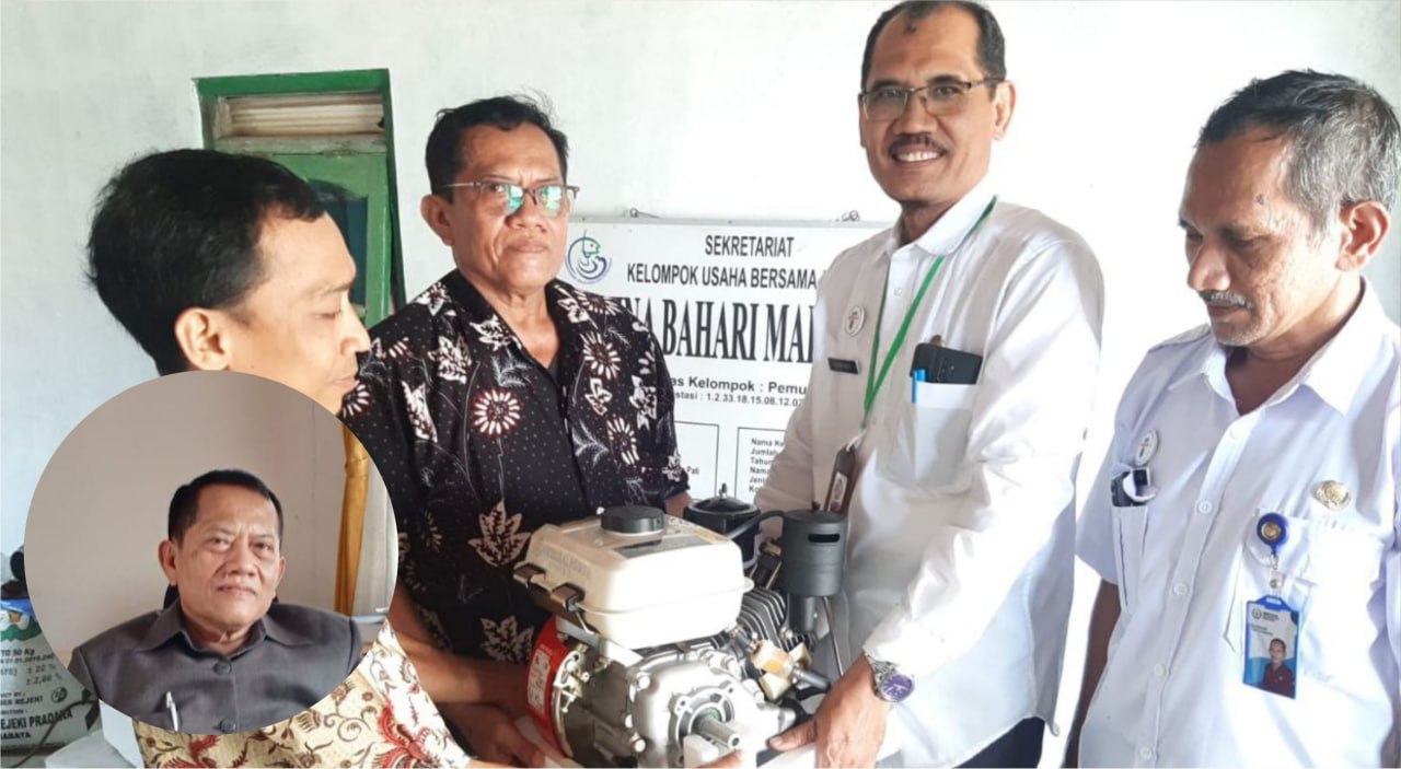 Foto : Serah terima mesin penggerak untuk nelayan tradisional (Sumber : M Nur Sukarno)