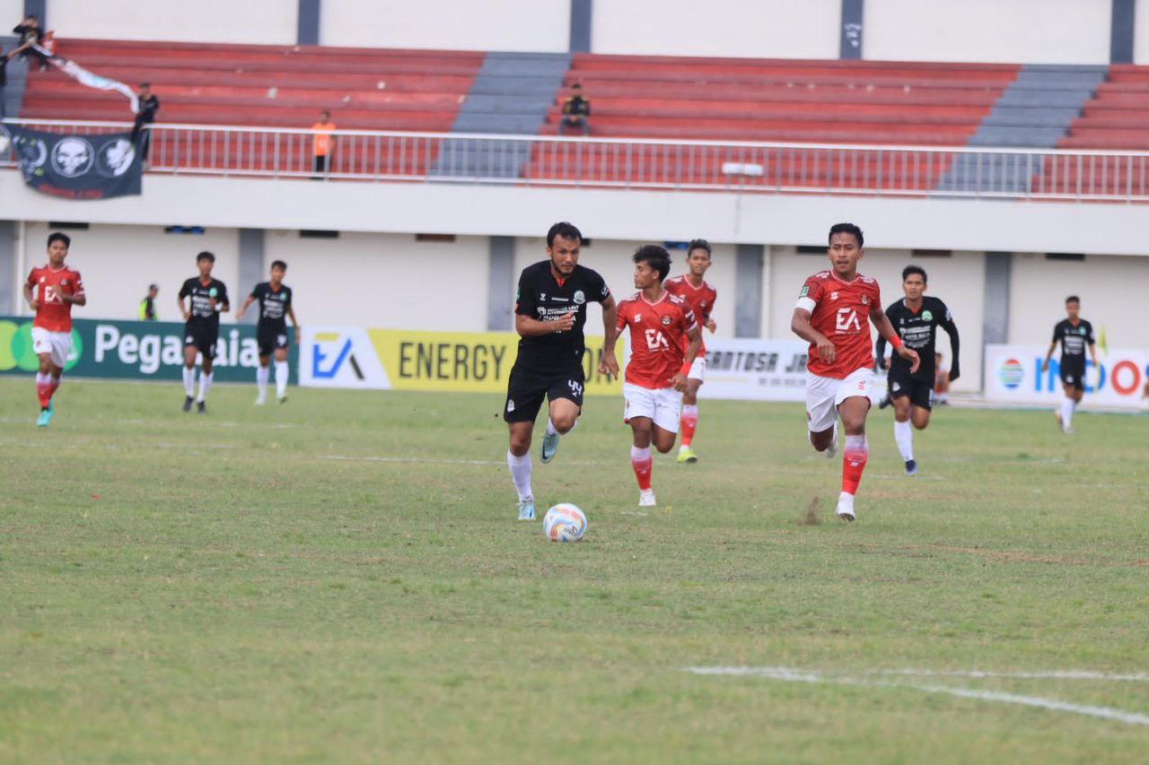Foto : Pemain Persipa Pati saat berlaga melawan Persekat Tegal di Stadion Mochtar Kabupaten Pemalang (Sumber : palevioletred-jellyfish-458835.hostingersite.com/ Dok. Persipa Pati)