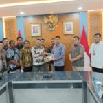 Foto: Nelayan Pati dan Rembang saat bertemu dengan Jendral TNI (Purn) Wiranto (istimewa/palevioletred-jellyfish-458835.hostingersite.com)