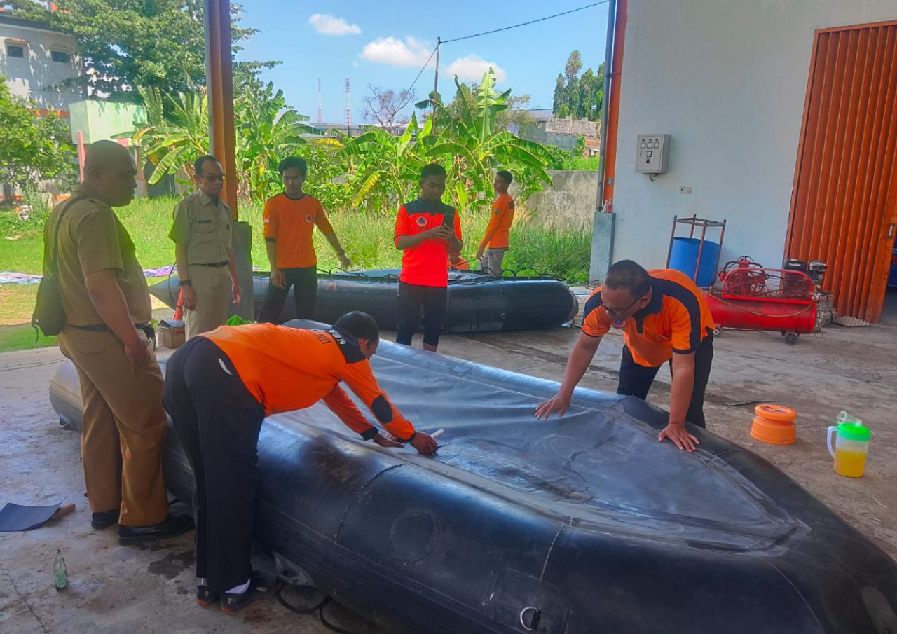 BPBD Pati Berlatih Penambalan Perahu Karet