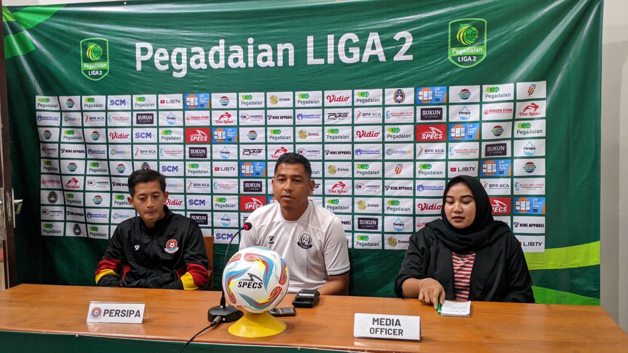 Foto : Pelatih Persipa Pati bersama dengan perwakilan pemain saat PMPC (Sumber : palevioletred-jellyfish-458835.hostingersite.com/ Asy)