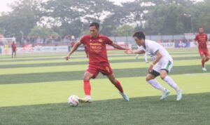 Foto : Pemain Persipa Pati saat berduel dengan pemain Gresik United di Stadion Joyokusumo Pati (Sumber : palevioletred-jellyfish-458835.hostingersite.com/ Dok. Persipa Pati)
