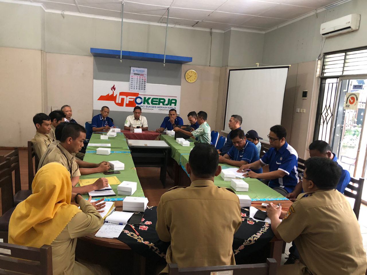 Foto : Kondisi saat pejabat Disnaker Pati bertemu dengan serikat kerja (Sumber : Istimewa)