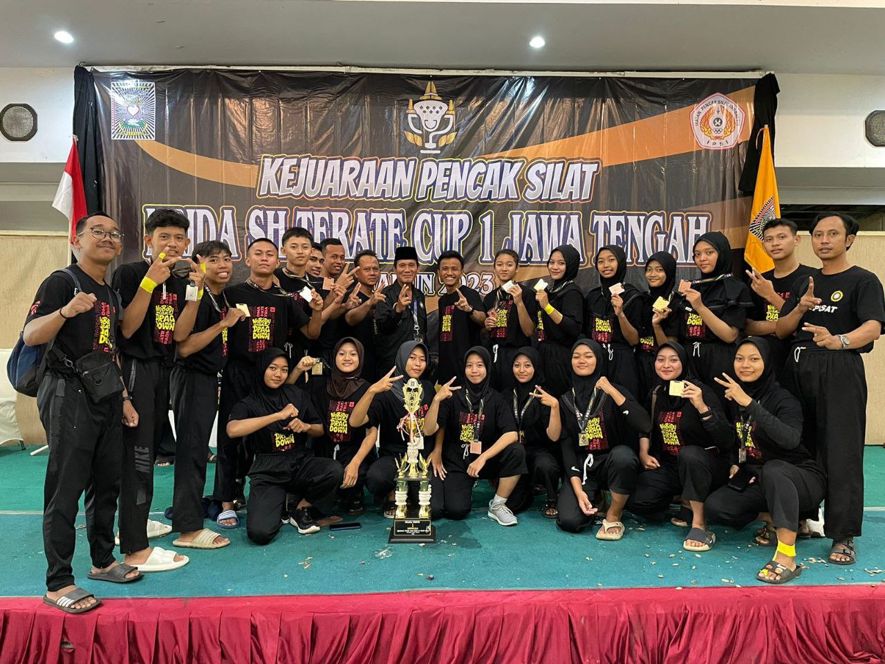 Foto : Para atlet pencak silat usai raih juara umum (Sumber : palevioletred-jellyfish-458835.hostingersite.com/Dok. Pelatih SHT Cabang Pati)