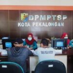 Foto: Pelayanan di DPMPTSP Pekalongan (Sumber: jatengprov)