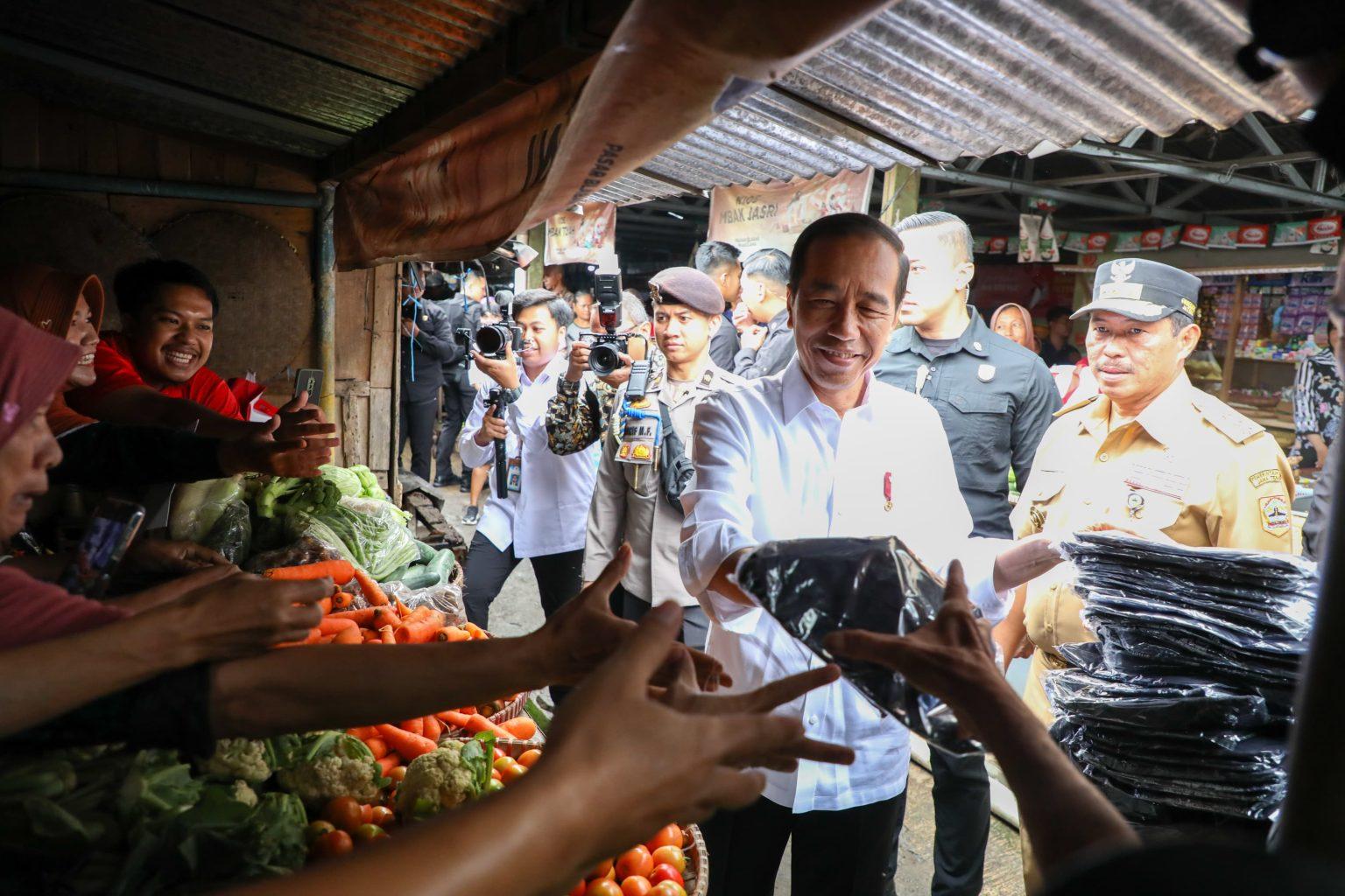 Foto: Jokowi saat mengunjungi Pasar Blabak Mungkid Magelang (Sumber: jatengprov)