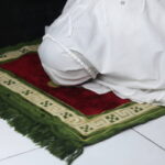 Foto: Ilustrasi wanita sujud (Sumber: istock)