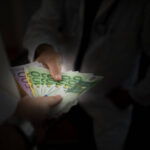 Foto: Ilustrasi suap (Sumber: istock)