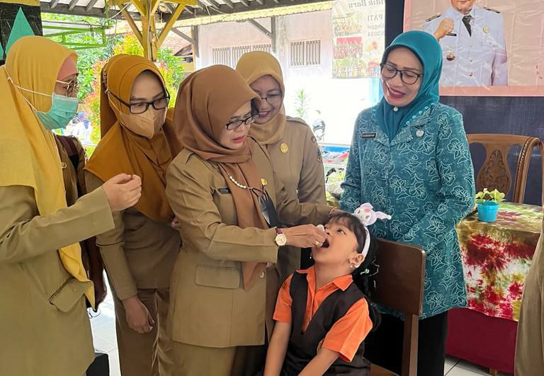 Foto : Dinas Kesehatan melakukan Vaksin Pin-Polio di KB-TK Pertiwi Pati. (Dok : palevioletred-jellyfish-458835.hostingersite.com/istimewa)