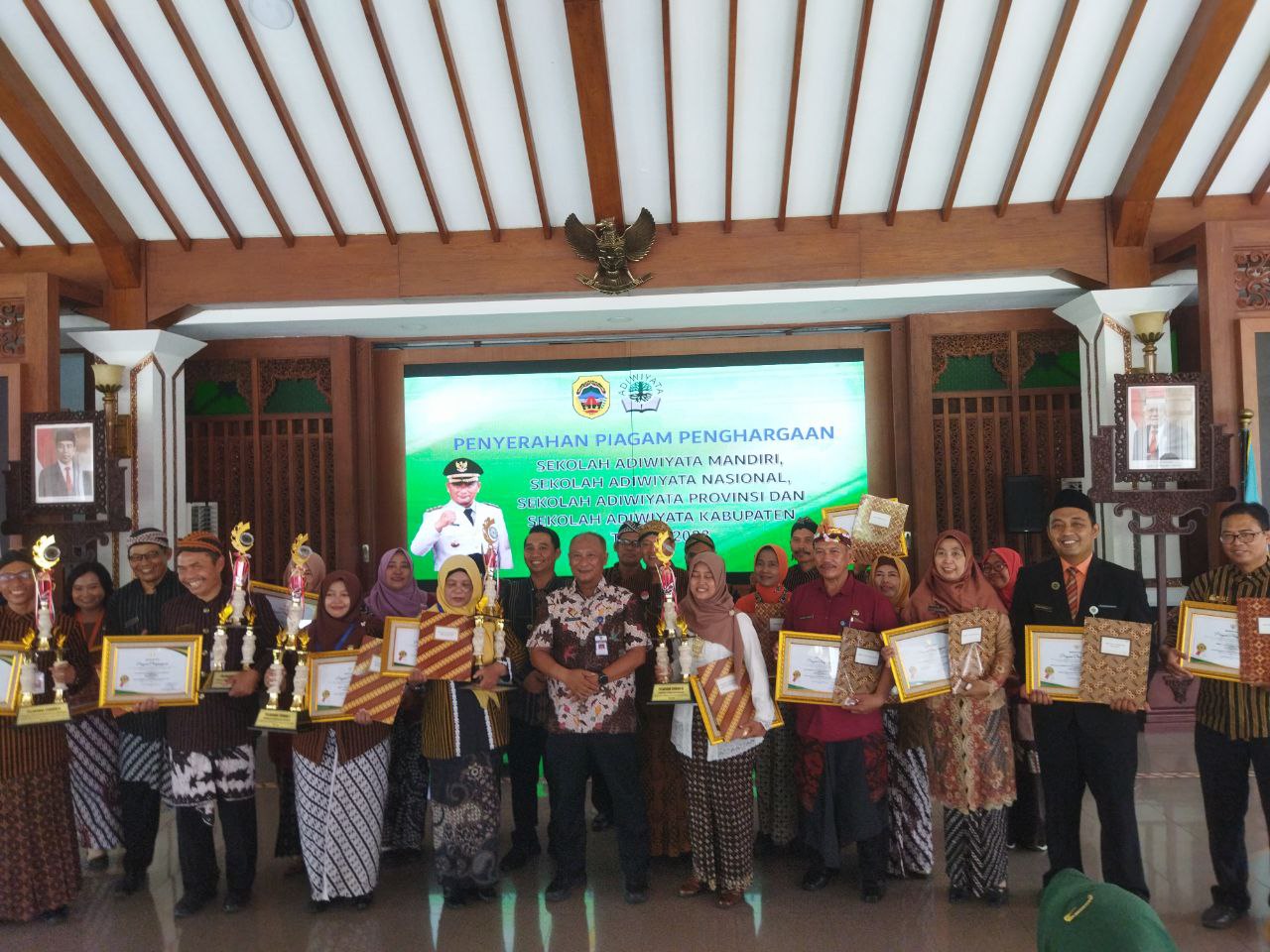 Foto : Penyerahan Penghargaan Sekolah Adiwiyata, oleh Henggar Budi Anggoro (Dok : palevioletred-jellyfish-458835.hostingersite.com/Ilham) 