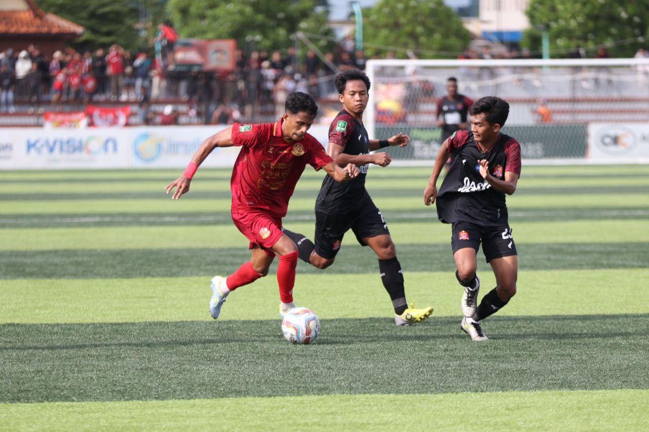 Foto : Pemain Persipa Pati saat berlaga melawan Persijap Jepara di Stadion Joyokusumo Pati pada Senin, (22/1/2024) (Sumber : palevioletred-jellyfish-458835.hostingersite.com/ Dok. Persipa Pati)