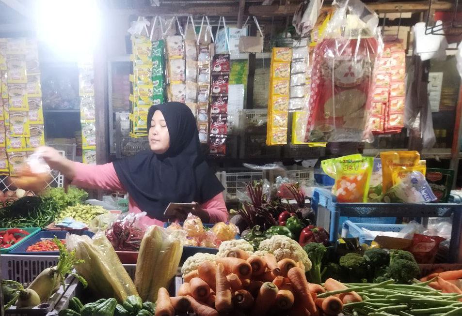 Foto : Salah satu penjual di Pasar Puri, Pati (palevioletred-jellyfish-458835.hostingersite.com/Ilham)