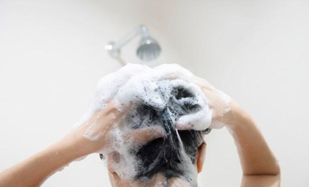 mencuci rambut