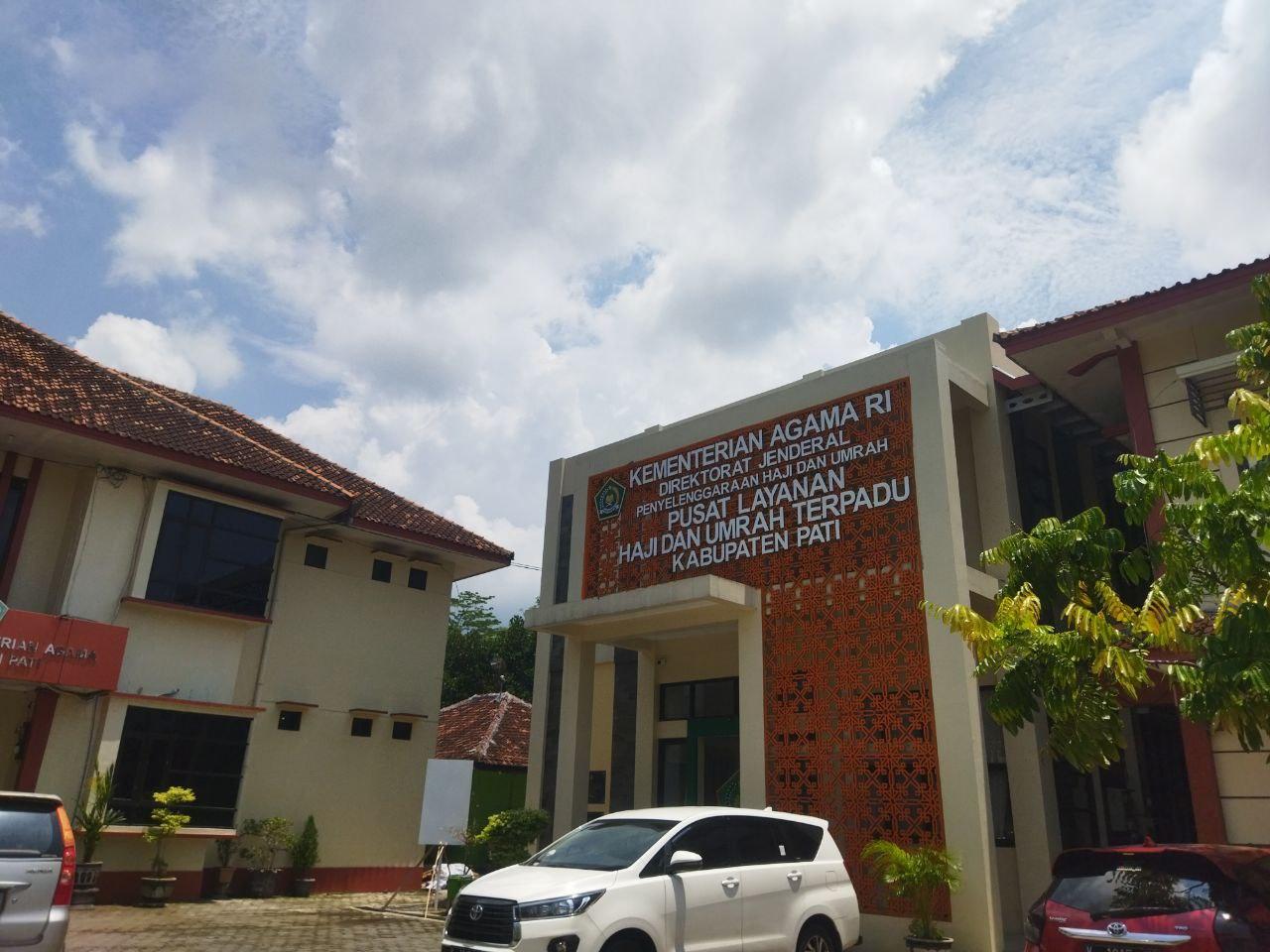 Foto : Fasad Kemenag Kabupaten Pati, Pusat Layanan Haji dan Umrah (palevioletred-jellyfish-458835.hostingersite.com/ilham)