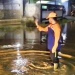 Foto : Petugas sedang mengecek banjir (palevioletred-jellyfish-458835.hostingersite.com/Istimewa)