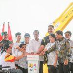 Foto: Penjabat (Pj) Gubernur Jawa Tengah, Nana Sudjana mendampingi Presiden RI Joko Widodo (Jokowi) melakukan groundbreaking Paralympic Training Center (Sumber: jatengprov)