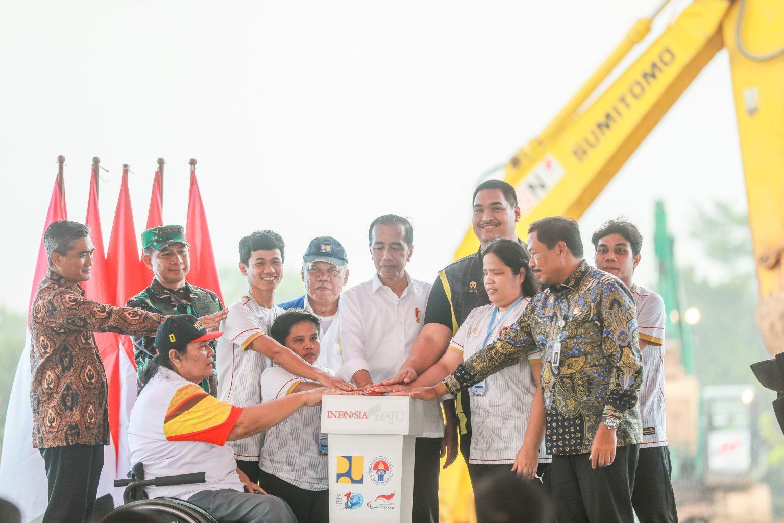 Foto: Penjabat (Pj) Gubernur Jawa Tengah, Nana Sudjana mendampingi Presiden RI Joko Widodo (Jokowi) melakukan groundbreaking Paralympic Training Center (Sumber: jatengprov)