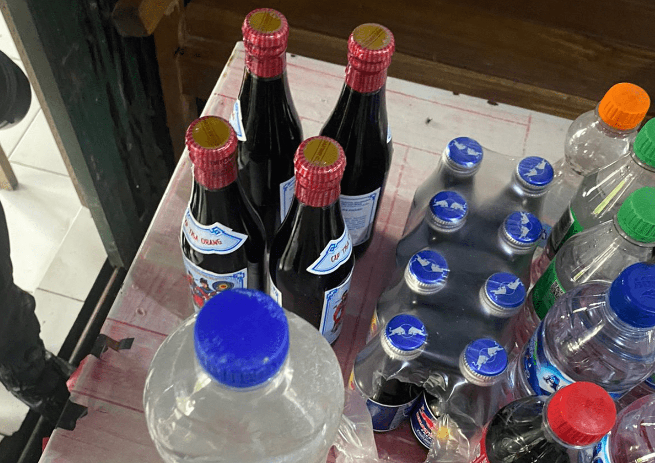 Dua orang tewas akibat miras oplos yang dicampur parfum di Magelang. Simak kronologi lengkap kejadian tragis ini di sini.