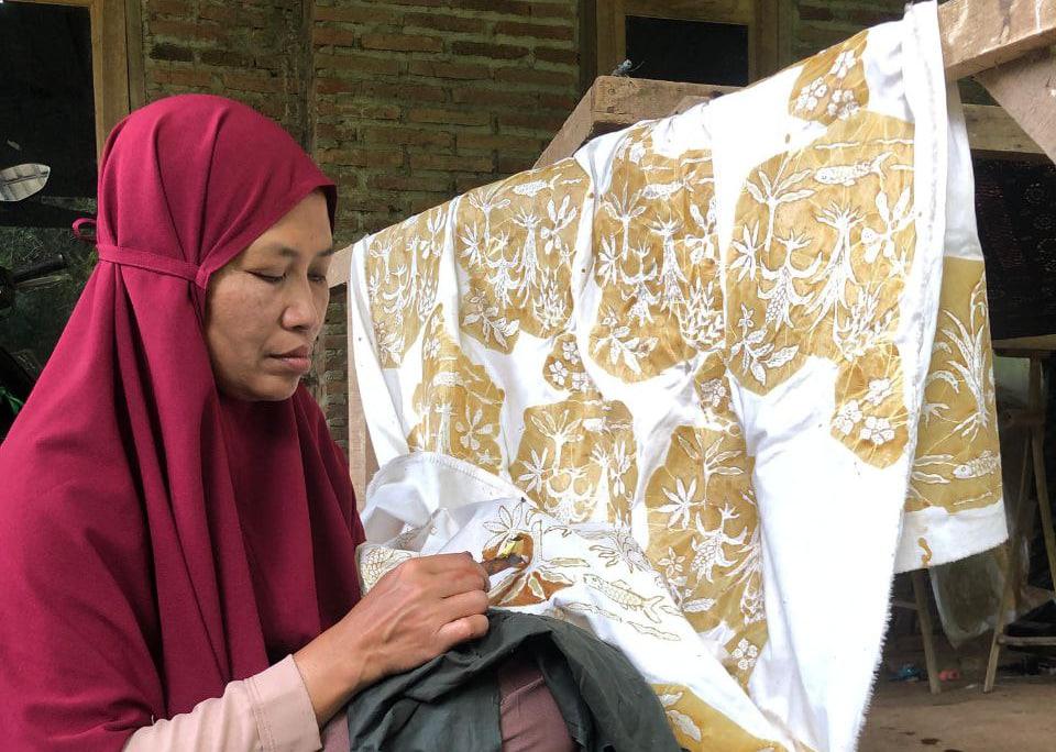 Foto : Salah satu pengrajin batik asli Desa Jrahi Kecamatan Gunungwungkal Kabupaten Pati (Sumber : palevioletred-jellyfish-458835.hostingersite.com/anang)