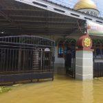 Foto : Kondisi masjid yang masih tergenang banjir di Desa Karangrowo Kecamatan Jakenan. (Dok. palevioletred-jellyfish-458835.hostingersite.com/Ilham)