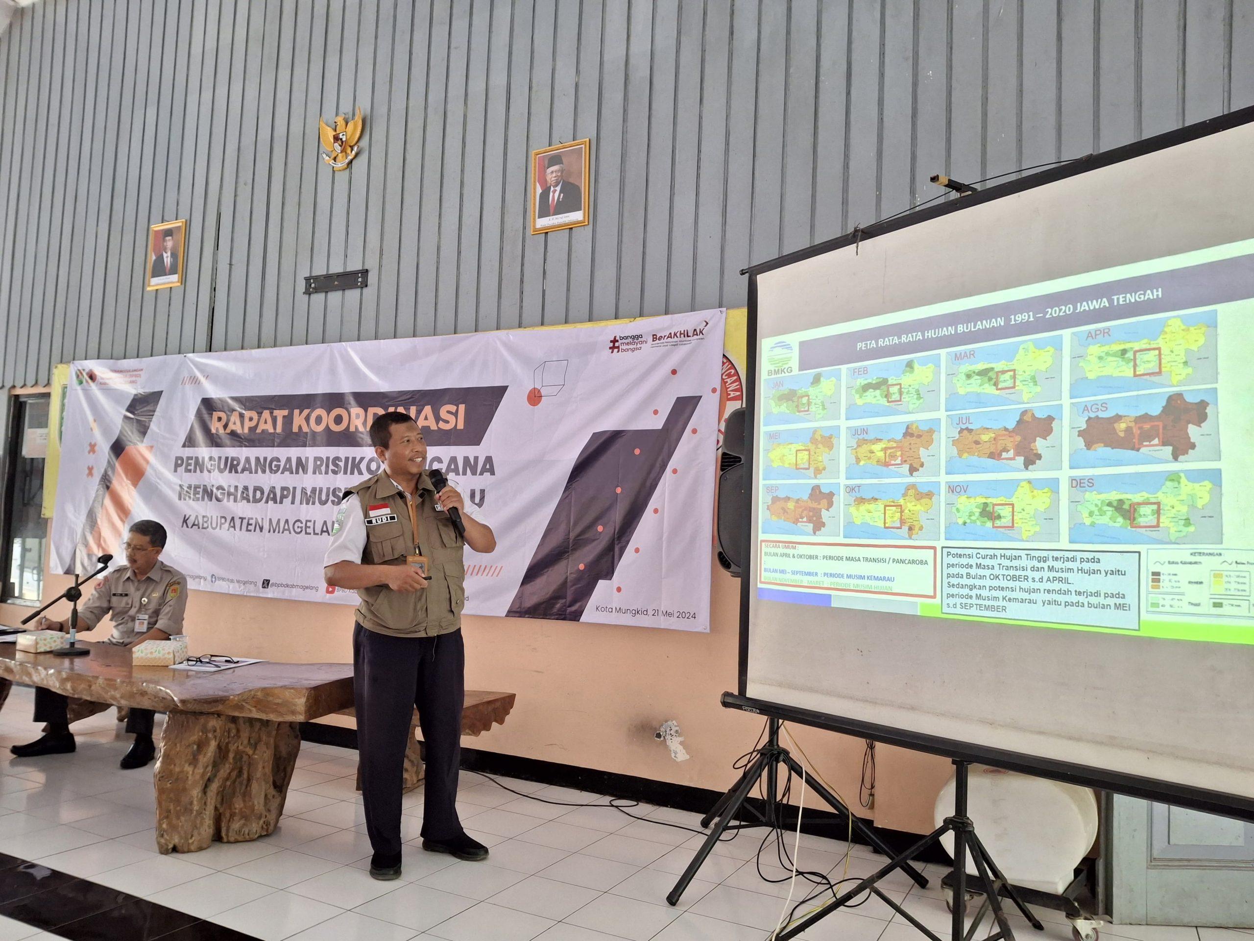 Foto: Pengamat Meteorologi dan Geofisika Stasiun Klimatologi Jawa Tengah, Rudi Setyo Perihatin saat memaparkan pucak musim kemarau didepan para peserta rapat koordinasi di BPBD Kabupaten Magelang (Sumber: magelangkab)