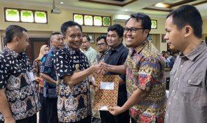 Foto: acara penyerahan 39 dokumen Surat Perintah Mulai Kerja (SPMK) Paket Pekerjaan Tender Bina Marga Dinas Pekerjaan Umum dan Perumahan Rakyat (DPUPR) (Sumber: jatengprov)