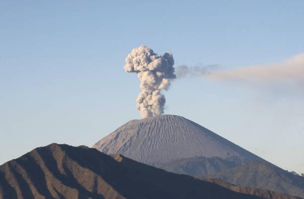 Foto: Ilustrasi erupsi Gunung Semeru (Sumber: istock)