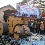 Foto: Pemusnahan minuman beralkohol (Sumber: istimewa)