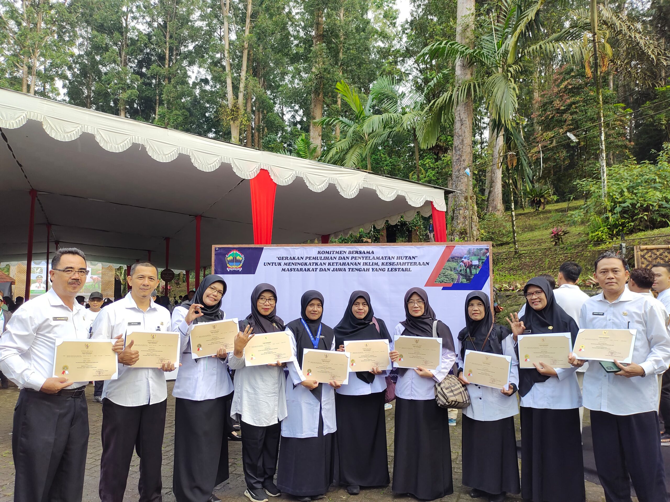Foto: 16 sekolah asal Kabupaten Magelang, mendapat penghargaan Sekolah Adiwiyata dari Dinas Lingkungan Hidup dan Kehutanan (DLHK) Provinsi Jawa Tengah (Sumber: magelangkab)