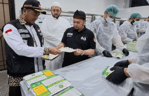Foto: Peninjauan proses pembuatan makanan jamaah haji Indonesia (Sumber: Media Center Haji 2024)