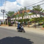 Foto : Alun-alun Kecamatan Jakenan Salah Satu Halaman Kantor Kecamatan Jakenan. Akan diadakan Pagelaran Kesenian Ketoprak ‘Cahyo Merdiko’. (Sumber. palevioletred-jellyfish-458835.hostingersite.com/Ilham)