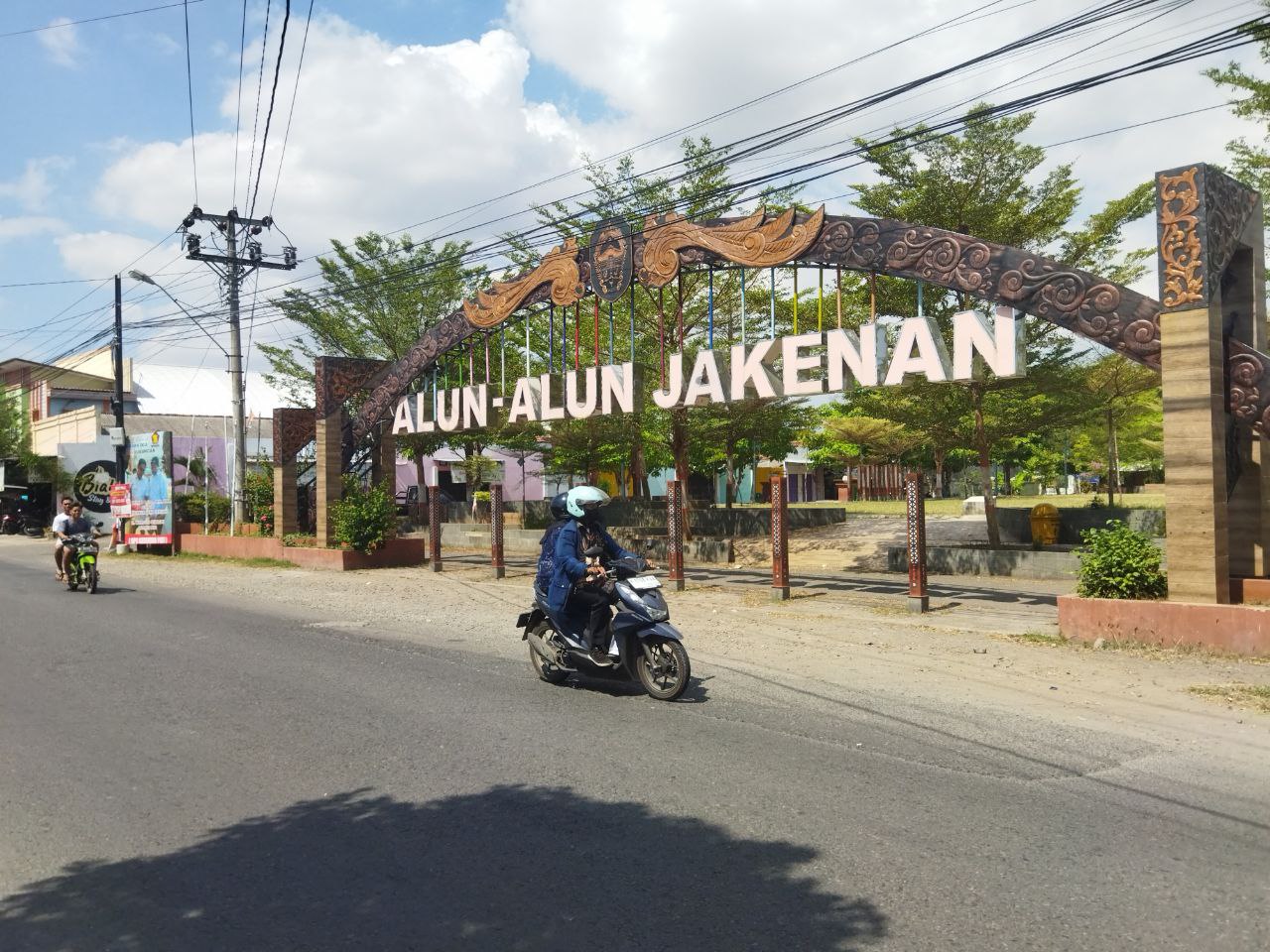 Foto : Alun-alun Kecamatan Jakenan Salah Satu Halaman Kantor Kecamatan Jakenan. Akan diadakan Pagelaran Kesenian Ketoprak ‘Cahyo Merdiko’. (Sumber. palevioletred-jellyfish-458835.hostingersite.com/Ilham)