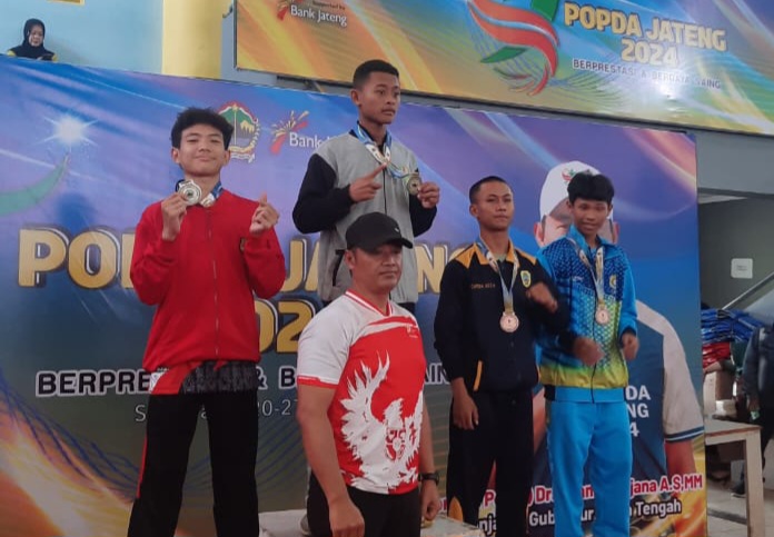Foto: Kepala Dispapora Kabupaten Magelang, Mulyanto berfoto bersama Yamada saat meraih medali emas di cabang olahraga wushu POPDA Jateng 2024 (Sumber: magelangkab)