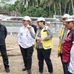 Pj Bupati Magelang Sepyo Achanto bersama Forkompimda saat meninjau progres pembangunan TPST Pasuruhan.