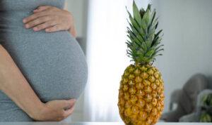 Ilustrasi ibu hamil makan nanas. (Dok. iStock)