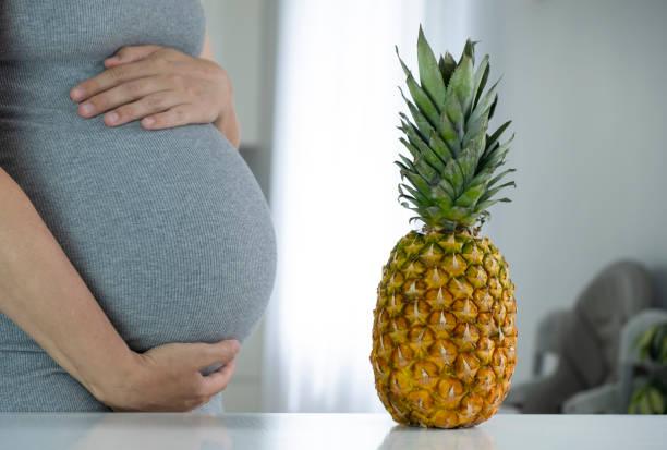 Ilustrasi ibu hamil makan nanas. (Dok. iStock)