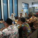 Foto : Kepala Bidang (Kabid) Informasi dan Komunikasi Publik Sedang Melakukan Bimtek Kepada Desa. (Sumber. palevioletred-jellyfish-458835.hostingersite.com/Istimewa)