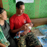 Foto : Kedua Orang Tua Sedang Duduk di Dalam Rumah Sederhana, Sabtu (13/07/2024). (Sumber: palevioletred-jellyfish-458835.hostingersite.com/Istimewa)