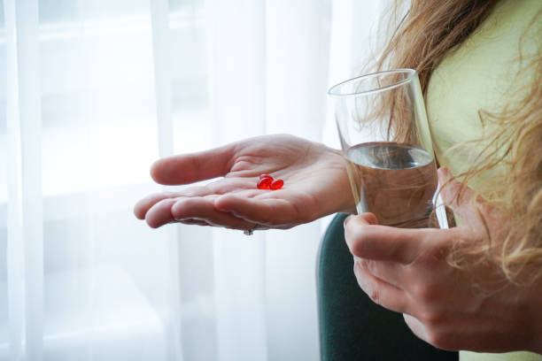 Ilustrasi perempuan minum tablet penambah darah (Dok. iStock)