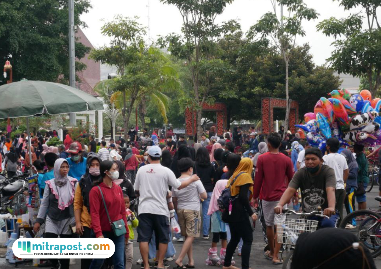 Foto: warga Pati antusias mengikuti kegiatan Car Free Day di Alun-Alun Simpang Lima Pati (palevioletred-jellyfish-458835.hostingersite.com/ Kafi)