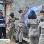 Foto: petugas Satpol PP Kabupaten Pati saat memberikan pemberitahuan berupa penempelan spanduk di bangunan ilegal di Desa Margomulyo, Kecamatan Tayu (palevioletred-jellyfish-458835.hostingersite.com/ Satpol PP)