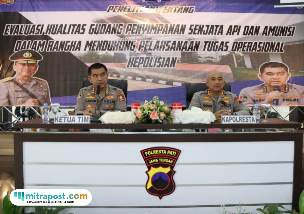 Foto: Pimpinan Tim Puslitbang Polri Kombes Pol Harvin Raslin didampingi Kapolresta Pati Kombes Pol Andhika Bayu Adhittama, mengevaluasi tempat penyimpanan senjata di Polresta Pati (palevioletred-jellyfish-458835.hostingersite.com/ Polresta Pati)