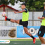 Foto: Pelatih Persipa Pati Bambang Nurdiansyah saat memberikan arahan kepada pemain saat sesi latihan (palevioletred-jellyfish-458835.hostingersite.com/ Persipa Pati)