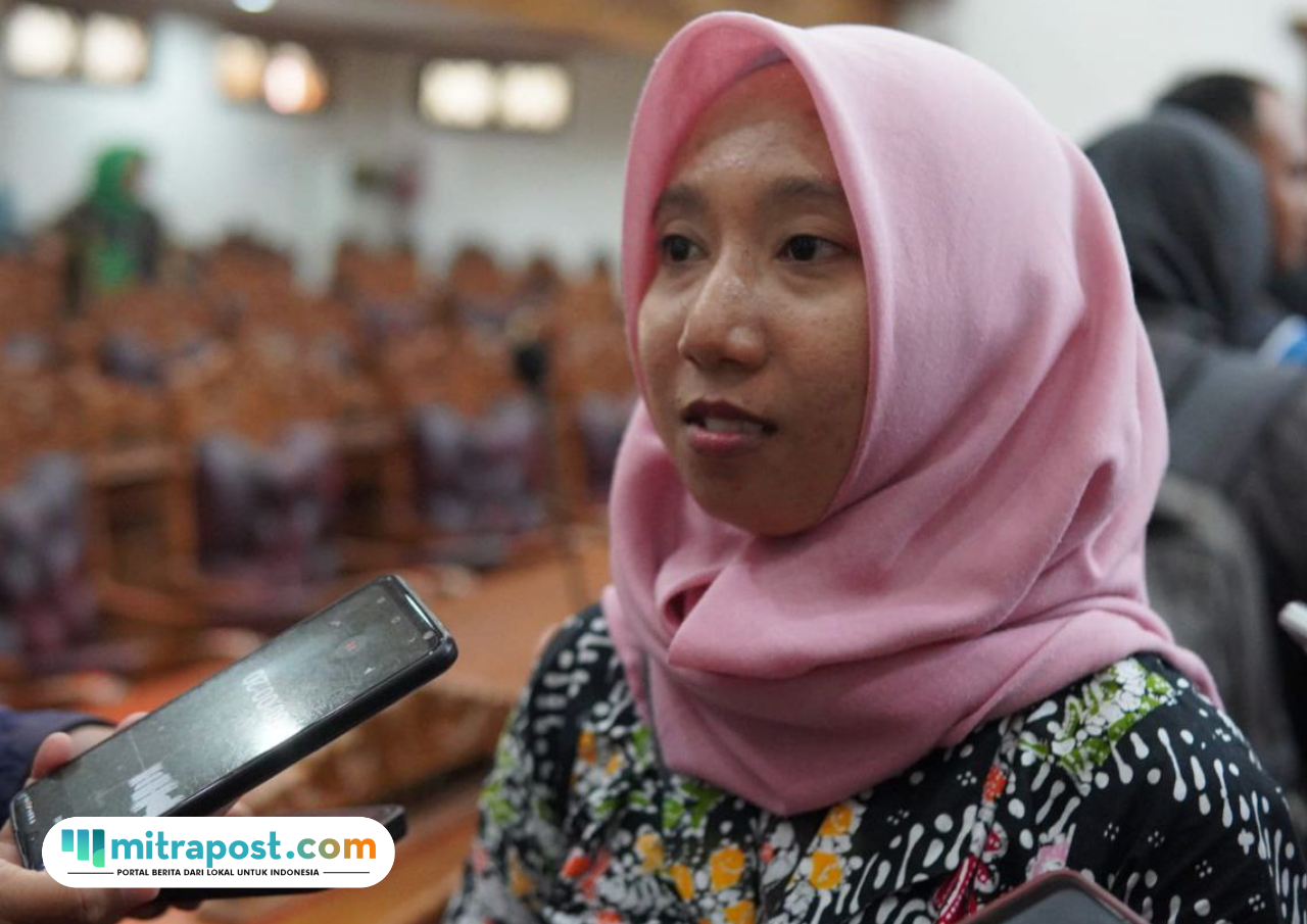Foto: Ketua Forum Guru Honorer Pati, Anggita Egi Ayu Habsari saat ditanya oleh awak media usai audiensi dengan DPRD Kabupaten Pati (palevioletred-jellyfish-458835.hostingersite.com/ Kafi)