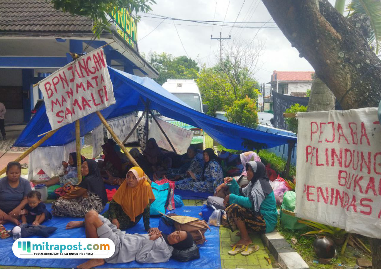 Foto : Puluhan Petani Pundenrejo tengah berada di dalam tenda berwarna biru bertempat Halaman BPN Kabupaten Pati. (Sumber. palevioletred-jellyfish-458835.hostingersite.com/Ilham)